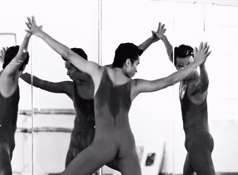 Những giọt mồ hôi của nghệ sĩ múa trên sàn tập 