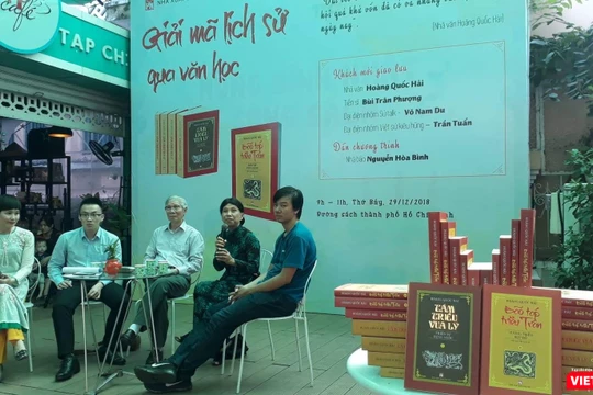 Cuộc tọa đàm "Giải mã lịch sử qua văn học" được tổ chức trên đường sách TP.HCM sáng 29/12
