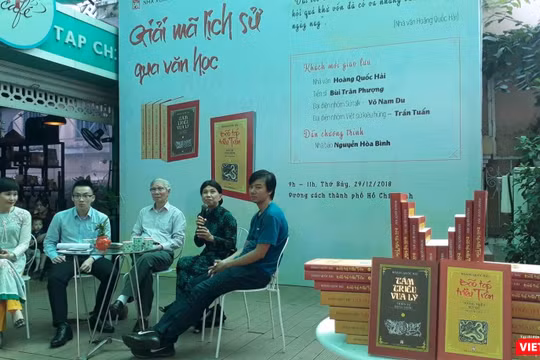 Cuộc tọa đàm "Giải mã lịch sử qua văn học" được tổ chức trên đường sách TP.HCM sáng 29/12