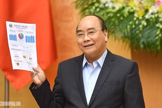 Thủ tướng Chính phủ Nguyễn Xuân Phúc vui mừng thông tin về con số tăng trưởng GDP năm 2018 đạt 7,08% (Ảnh: VGP)