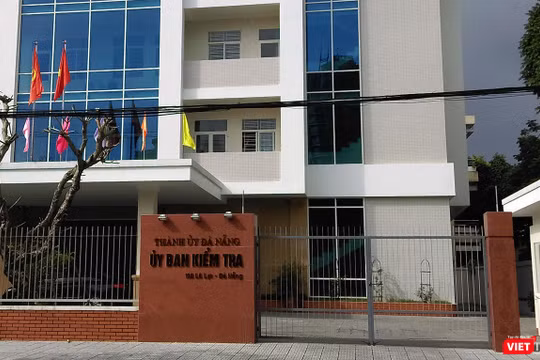 Ủy ban Kiểm tra Thành ủy Đà Nẵng vừa Quyết định thi hành kỷ luật bằng hình thức Khiển trách đối với ông Kiều Văn Toàn-Phó Bí thư Quận ủy Hải Châu vì vi phạm trong việc kê khai tài sản, thu nhập không đúng quy định.