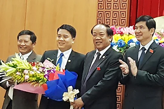 Ông Trần Văn Tân (thứ ba từ phải sang), chính thức trở thành Phó Chủ tịch UBND tỉnh Quảng Nam ở tuổi 39