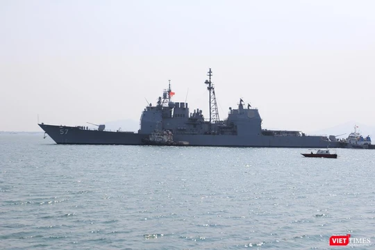  USS Lake Champlain (CG-57) tại Cảng Tiên Sa