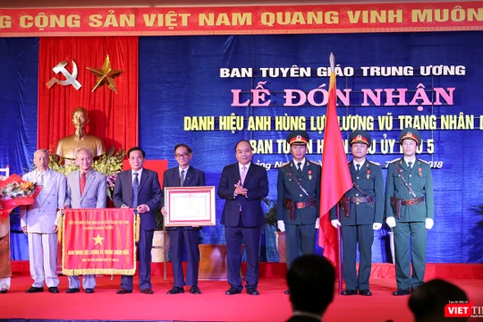 thay mặt lãnh đạo Đảng và Nhà nước, Thủ tướng Chính phủ Nguyễn Xuân Phúc trao danh hiệu "Anh hùng Lực lượng vũ trang nhân dân" cho Ban Tuyên huấn Khu ủy Khu 5.