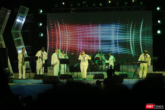 Binh sĩ Mỹ hát "Nối vòng tay lớn" trên công viên Biển Đông