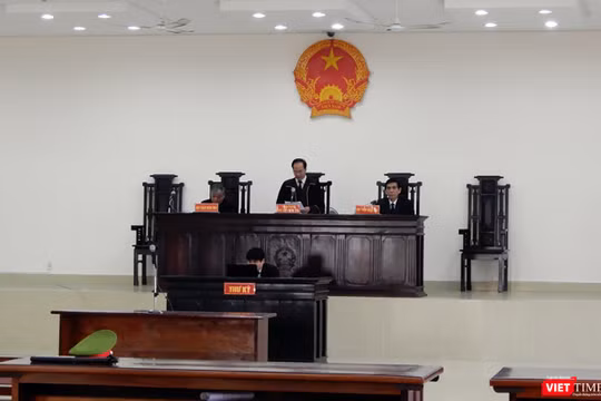 Sáng 16/1, Hội đồng xét xử sơ thẩm vụ án hình sự nhắn tin đe dọa giết người đối với Chủ tịch UBND TP Đà Nẵng Huỳnh Đức Thơ đã quyết định hoãn phiên tòa với lý do bị cáo và luật sư bào chữa vắng mặt.