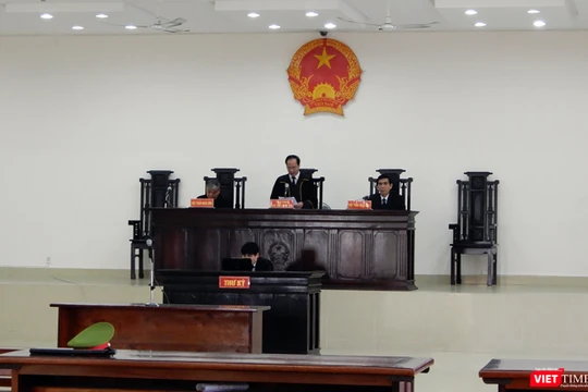 Sáng 16/1, Hội đồng xét xử sơ thẩm vụ án hình sự nhắn tin đe dọa giết người đối với Chủ tịch UBND TP Đà Nẵng Huỳnh Đức Thơ đã quyết định hoãn phiên tòa với lý do bị cáo và luật sư bào chữa vắng mặt.