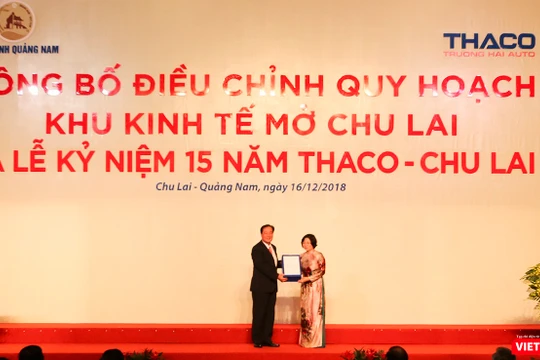 Bà Phan Mỹ Linh-Thứ Trưởng Bộ Xây dựng trao Quyết định phê duyệt điều chỉnh quy hoạch của Thủ tướng Chính phủ đối với Khu kinh tế mở Chu Lai cho UBND tỉnh Quảng Nam