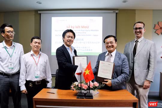 Ông Daisuke Kawasaki – Tổng giám đốc ACC Japan và ThS. Lương Minh Sâm – Phó Hiệu trưởng ĐH Đông Á tại buổi ký kết thỏa thuận hợp tác