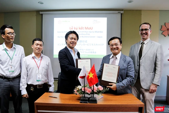 Ông Daisuke Kawasaki – Tổng giám đốc ACC Japan và ThS. Lương Minh Sâm – Phó Hiệu trưởng ĐH Đông Á tại buổi ký kết thỏa thuận hợp tác