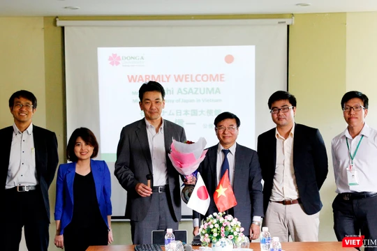 Chiều ngày 6/3, Công sứ Nhật Bản Shinichi Asazuma-Văn phòng Đại sứ quán Nhật Bản tại Việt Nam đã có chuyến thăm và làm việc với trường Đại học Đông Á sau khi chính thức nhậm chức vào tháng 2/2018.