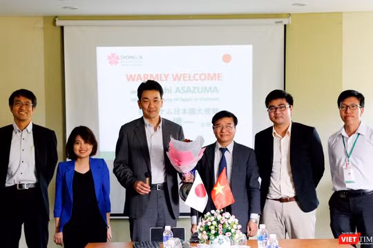 Chiều ngày 6/3, Công sứ Nhật Bản Shinichi Asazuma-Văn phòng Đại sứ quán Nhật Bản tại Việt Nam đã có chuyến thăm và làm việc với trường Đại học Đông Á sau khi chính thức nhậm chức vào tháng 2/2018.