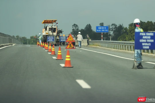 Chiều 29/10, Tổng công ty Đầu tư phát triển đường cao tốc Việt Nam (VEC) đã tiến hành xử lý kỷ luật các cá nhân, tập thể liên quan tới hư hỏng, chậm khắc phục trên tuyến cao tốc Đà Nẵng-Quảng Ngãi.