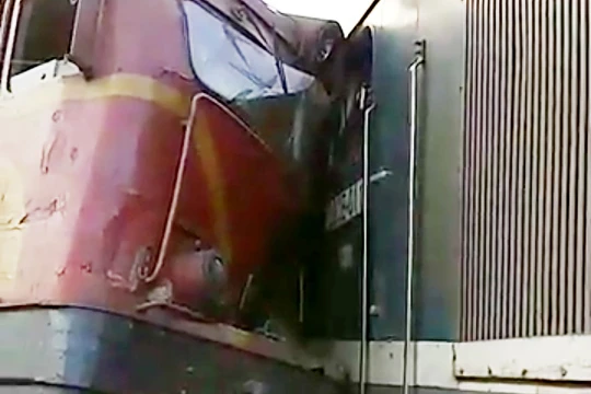 Vào khoảng 17h chiều nay (26/5), hai tàu hàng đang lưu thông trên tuyến đường sắt Bắc Nam, đoạn qua địa phận huyện Núi Thành (Quảng Nam) đã bất ngờ tông trực nhau khiến hơn 100m đường ray bị hư hỏng, 4 toa tàu và hai đầu máy bị rời khỏi đường ray, hư hỏng