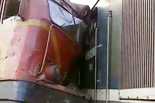 Vào khoảng 17h chiều nay (26/5), hai tàu hàng đang lưu thông trên tuyến đường sắt Bắc Nam, đoạn qua địa phận huyện Núi Thành (Quảng Nam) đã bất ngờ tông trực nhau khiến hơn 100m đường ray bị hư hỏng, 4 toa tàu và hai đầu máy bị rời khỏi đường ray, hư hỏng