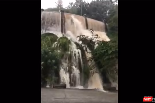 Nước chảy như thác tại danh thắng Chùa Linh Ứng Sơn Trà.