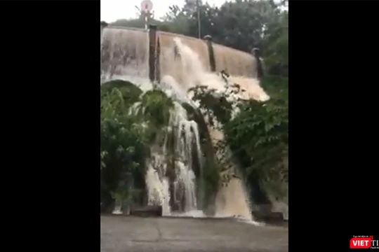 Nước chảy như thác tại danh thắng Chùa Linh Ứng Sơn Trà.