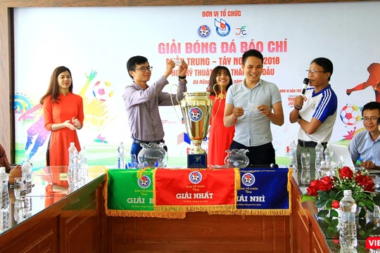 Ban tổ chức Giải bóng đá Báo chí miền Trung lần V-2018 đã tổ chức bốc thăm, xếp bảng đấu cho 8 đội.