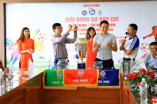 Ban tổ chức Giải bóng đá Báo chí miền Trung lần V-2018 đã tổ chức bốc thăm, xếp bảng đấu cho 8 đội.