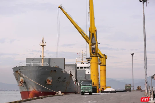 Trước nhưng áp lực giao thông và vận tải hàng hóa trên địa bàn, UBND TP Đà Nẵng vừa có văn bản gửi Bộ KH-ĐT hối thúc đẩy nhanh triển khai xây dựng Cảng biển Liên Chiểu thay thế cảng Tiên Sa đang quá tải.