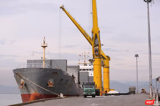 Trước nhưng áp lực giao thông và vận tải hàng hóa trên địa bàn, UBND TP Đà Nẵng vừa có văn bản gửi Bộ KH-ĐT hối thúc đẩy nhanh triển khai xây dựng Cảng biển Liên Chiểu thay thế cảng Tiên Sa đang quá tải.