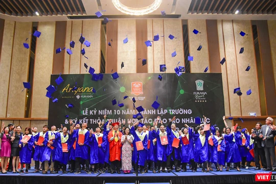 Với những đóng góp vào thành công của Tuần lễ APEC 2017 tại Đà Nẵng, Ban Lãnh đạo Khu nghỉ mát Furama Resort Đà Nẵng đã trao bằng chứng nhận cho 212 tình nguyện viên đã tham gia phục vụ Tuần lễ cấp cao APEC tại khu nghỉ mát này.