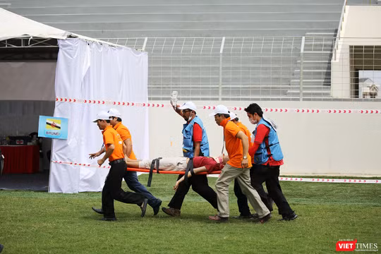 Sáng 27/6, 10 đội y tế khẩn cấp (EMTs) từ các quốc gia ASEAN, Nhật Bản và 2 đội của Việt Nam, với sự hỗ trợ của đội ngũ các chuyên gia quốc tế của Nhật Bản và Thái Lan đã tiến hành cuộc Diễn tập quốc tế ứng phó về y tế trong thảm họa tại Đà Nẵng. 