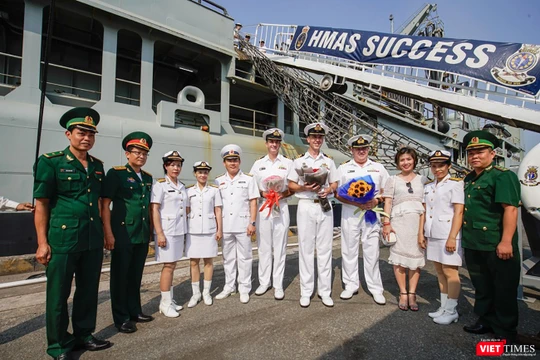 Sáng 19/4, đội tàu Hải quân Hoàng gia Australia gồm: HMAS ANZAC, HMAS TOOWOOMBA và HMAS SUCCESS đã cập cảng TP HCM, chính thức chuyến thăm hữu nghị 4 ngày.