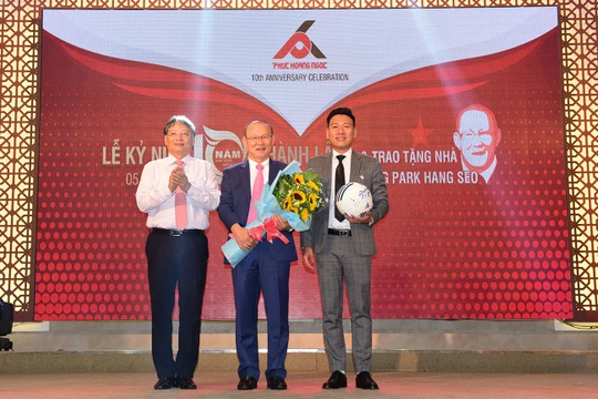 Phó Chủ tịch UBND TP Đà Nẵng Nguyễn Ngọc Tuấn và HLV Park Hang Seo tại buổi trao tặng nhà do Công ty Phúc Hoàng Ngọc thực hiện