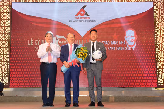 Phó Chủ tịch UBND TP Đà Nẵng Nguyễn Ngọc Tuấn và HLV Park Hang Seo tại buổi trao tặng nhà do Công ty Phúc Hoàng Ngọc thực hiện