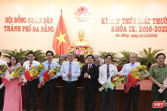 Chiều 19/10, tại Kỳ họp thứ 8 (bất thường) HĐND TP Đà Nẵng khóa IX, nhiệm kỳ 2016-2021, các đại biểu HĐND đã tiến hành bỏ phiếu bầu mới các chức danh chủ chốt của HĐND và HĐND TP Đà Nẵng.