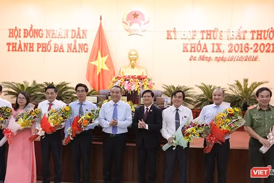 Chiều 19/10, tại Kỳ họp thứ 8 (bất thường) HĐND TP Đà Nẵng khóa IX, nhiệm kỳ 2016-2021, các đại biểu HĐND đã tiến hành bỏ phiếu bầu mới các chức danh chủ chốt của HĐND và HĐND TP Đà Nẵng.