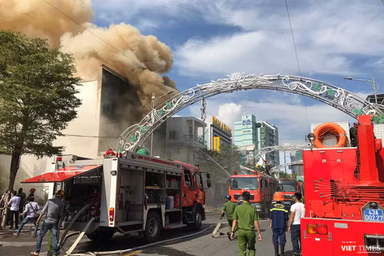 Vào khoảng 8h sáng 11/9, một vụ cháy lớn bất ngờ bùng phát tại Câu lạc bộ đêm đang sửa chữa tại số 17 Lê Duẩn (quận Hải Châu, Đà Nẵng).