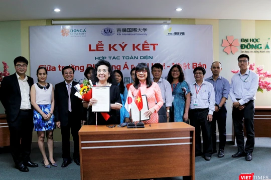 Bà Miyako Kake – Chủ tịch HĐQT, Tổng Giám đốc Học viện Junsei (ĐH quốc tế Kibi, Nhật) và TS. Nguyễn Thị Anh Đào – Chủ tịch HĐQT Đại học Đông Á ký thỏa thuận hợp tác đào tạo và việc làm cho sinh viên các ngành tại Nhật.