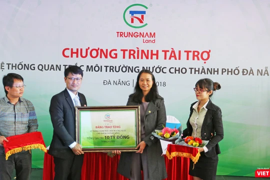 Sáng 6/1, đại diện Chi Cục Bảo vệ môi trường TP Đà Nẵng đã tiếp nhận hệ thống quan trắc môi trường nước tự động trị giá 10 tỷ đồng do Công ty CP Trung Nam tặng cho UBND TP Đà Nẵng.
