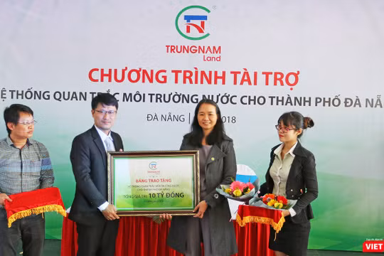 Sáng 6/1, đại diện Chi Cục Bảo vệ môi trường TP Đà Nẵng đã tiếp nhận hệ thống quan trắc môi trường nước tự động trị giá 10 tỷ đồng do Công ty CP Trung Nam tặng cho UBND TP Đà Nẵng.