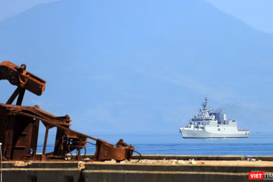 Tàu hộ vệ chống ngầm INS Kamorta (P28) của Hải quân Ấn Độ trên vịnh Đà Nẵng