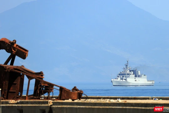 Tàu hộ vệ chống ngầm INS Kamorta (P28) của Hải quân Ấn Độ trên vịnh Đà Nẵng