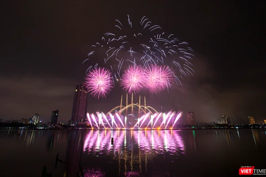 Tối 30/4, Lễ hội pháo hoa quốc tế Đà Nẵng (DIFF 2018) với chủ đề "Huyền thoại những cây cầu" đã chính thức khai mạc, chính thức đưa Đà Nẵng vào không gian lễ hội của sắc màu và ánh sáng kéo dài 2 tháng.