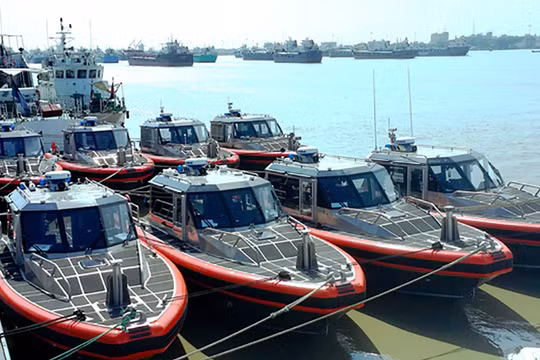 Trong khuôn khổ chuyến thăm của Phó Đô đốc Fred M. Midgette, Tư lệnh lực lượng Tuần duyên Hoa Kỳ đến Việt Nam, phía Hoa Kỳ đã chuyển giao 6 xuồng tuần tra Metal Shark cho lực lượng Cảnh sát biển Việt Nam (ảnh metalsharkboats.com)