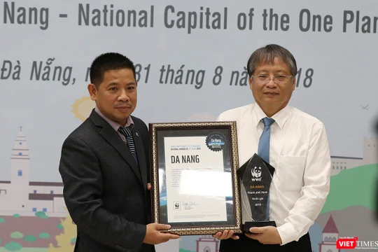 Ông Văn Ngọc Thịnh-Giám đốc Quốc gia WWF Việt Nam trao bằng chứng nhận danh hiệu “TP Xanh Quốc gia Việt Nam” giai đoạn 2017-2018 cho đại diện UBND TP Đà Nẵng.
