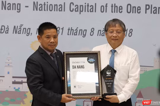 Ông Văn Ngọc Thịnh-Giám đốc Quốc gia WWF Việt Nam trao bằng chứng nhận danh hiệu “TP Xanh Quốc gia Việt Nam” giai đoạn 2017-2018 cho đại diện UBND TP Đà Nẵng.