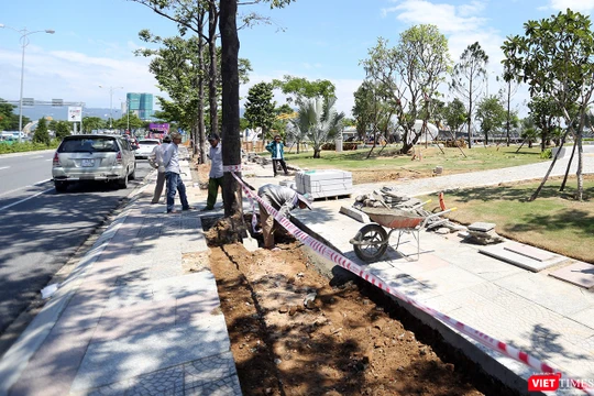 Chủ tịch UBND TP Đà Nẵng vừa có văn bản yêu cầu tổng kiểm tra, rà soát chất lượng thi công lát gạch vỉa hè tại một số tuyến đường phục vụ APEC.