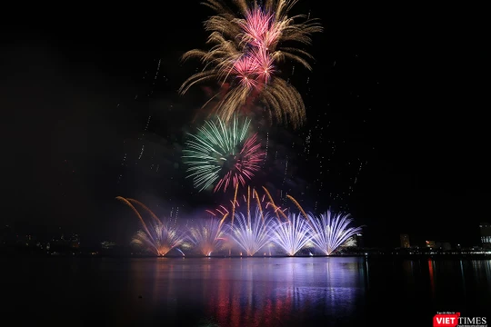 Tối 2/6, đêm thứ 3 của Lễ hội pháo hoa Quốc tế Đà Nẵng 2018-DIFF 2018 với chủ đề “Hạnh phúc” đã diễn ra với màn tranh tài giữa 2 đội Ý và Hồng Kông.