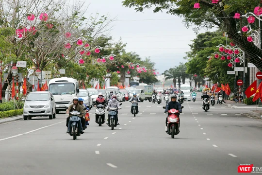 UBND TP Đà Nẵng vừa có văn bản đồng ý đề xuất của Sở GTVT về việc cấm đỗ xe (xe được phép dừng) trên các tuyến, đoạn tuyến trong khu vực lân cận các bãi đỗ xe tập trung đã được đấu giá cho thuê mặt bằng để thực hiện vụ trông giữ xe.