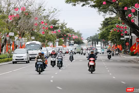 UBND TP Đà Nẵng vừa có văn bản đồng ý đề xuất của Sở GTVT về việc cấm đỗ xe (xe được phép dừng) trên các tuyến, đoạn tuyến trong khu vực lân cận các bãi đỗ xe tập trung đã được đấu giá cho thuê mặt bằng để thực hiện vụ trông giữ xe.