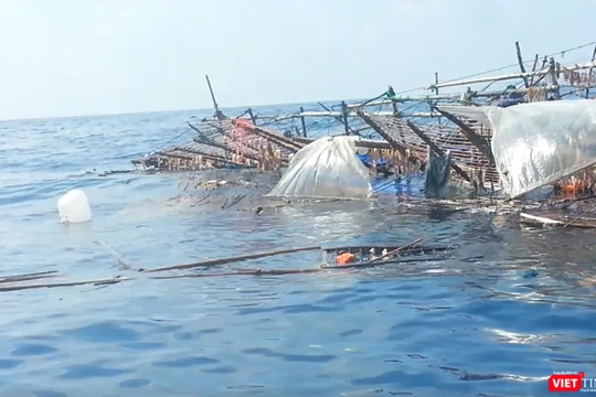 Tàu cá ngư dân bị chìm trên biển