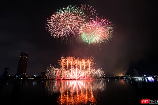 Hàng vạn khán giả đã vỡ òa cảm xúc khi “Bức họa Huyền thoại của những cây cầu” với chủ đề “Nhịp điệu tình yêu” được 2 đội Việt Nam và Ba Lan vẽ lên bầu trời Đà Nẵng