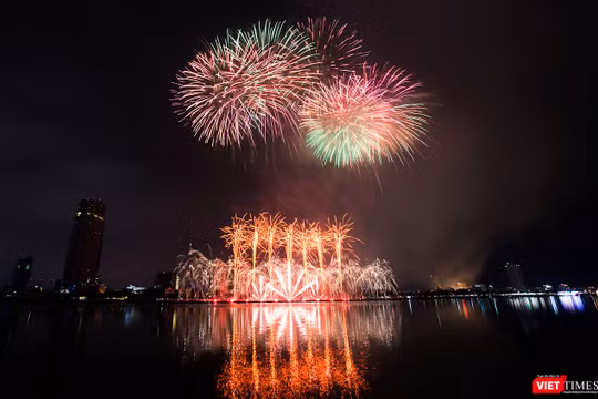 Hàng vạn khán giả đã vỡ òa cảm xúc khi “Bức họa Huyền thoại của những cây cầu” với chủ đề “Nhịp điệu tình yêu” được 2 đội Việt Nam và Ba Lan vẽ lên bầu trời Đà Nẵng