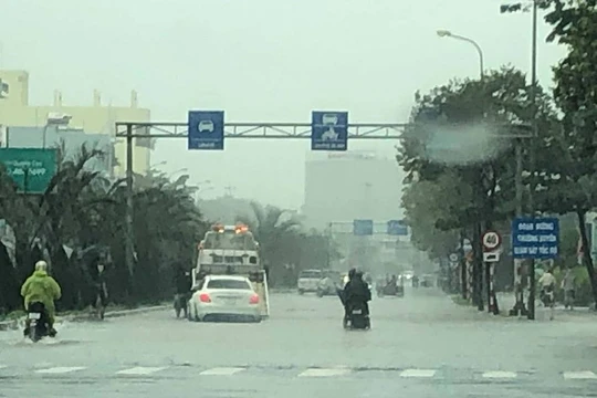 Các phương tiện giao thông chết máy nằm la liệt trên các tuyến đường vì ngập úng. Các công ty cung cấp dịch vụ cứu hộ làm không hết việc.